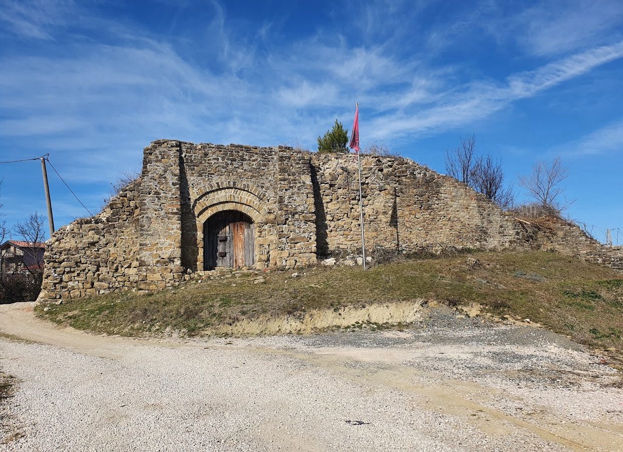 El castillo de Ishmi, un monumento antiguo e importante en la historia de Durrës y Albania, se eleva en un punto dominante.